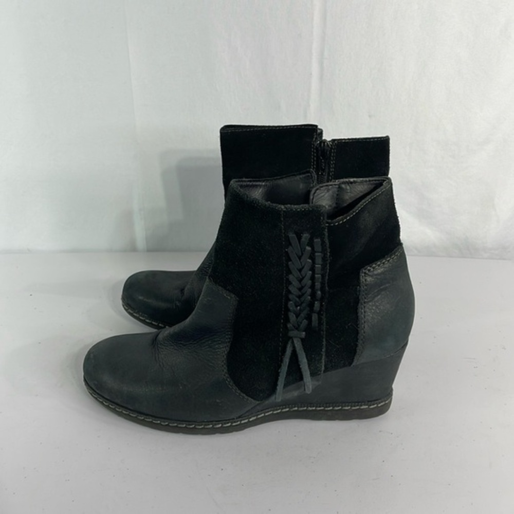 Earth Hilltopper, black 8.5. Black suede and leather zip bootie w warm lining.